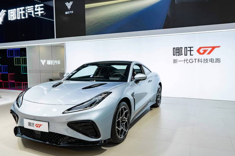 成都310哪吒汽车在智能汽车领域的表现，领途汽车在新能源汽车市场中的影响力